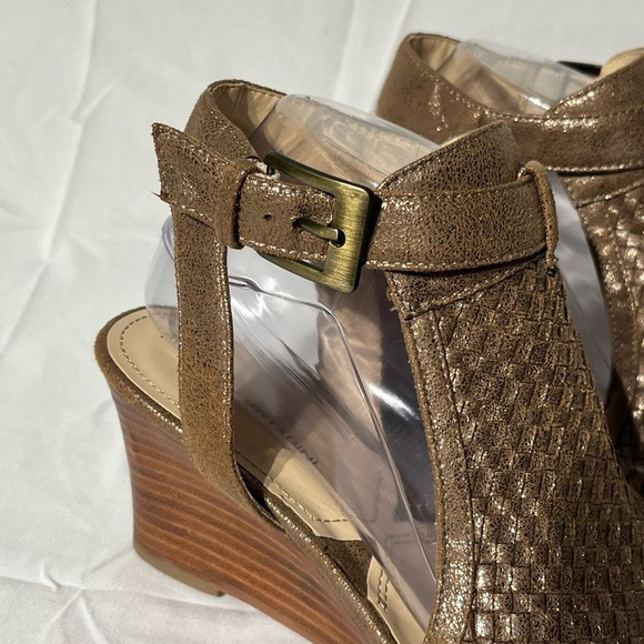 Adrienne Vittadini ROSEANNE Metallic Gold Woven Wedge Sandals Heels Shootie - Picture 5 of 16